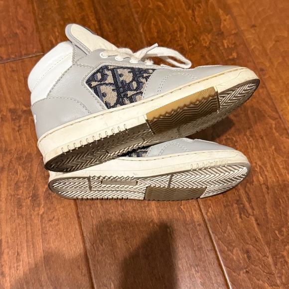 Stylish Dior Kids High-Top Sneakers - Gray & White - Picture 3 of 5